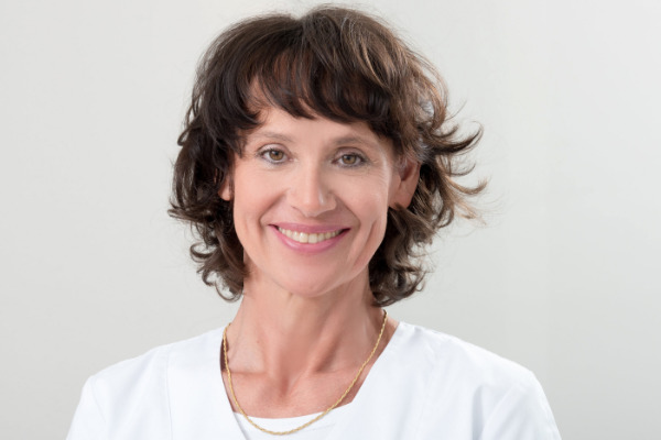 Dr. Waltraud Bauer, erfahrene Kieferorthopädin in Erkelenz, spezialisiert auf Zahn- und Kieferkorrekturen