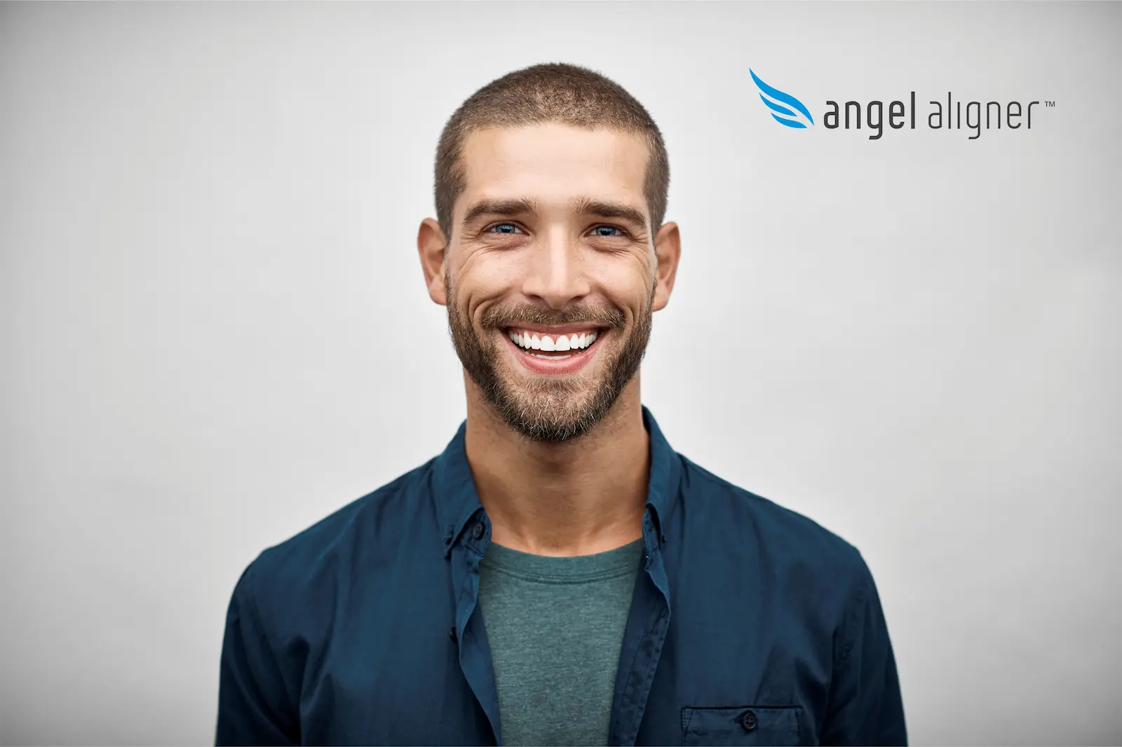 Mann mit geradem Lächeln dank transparenter Angel Aligner Zahnschiene in der Kieferorthopädie Erkelenz